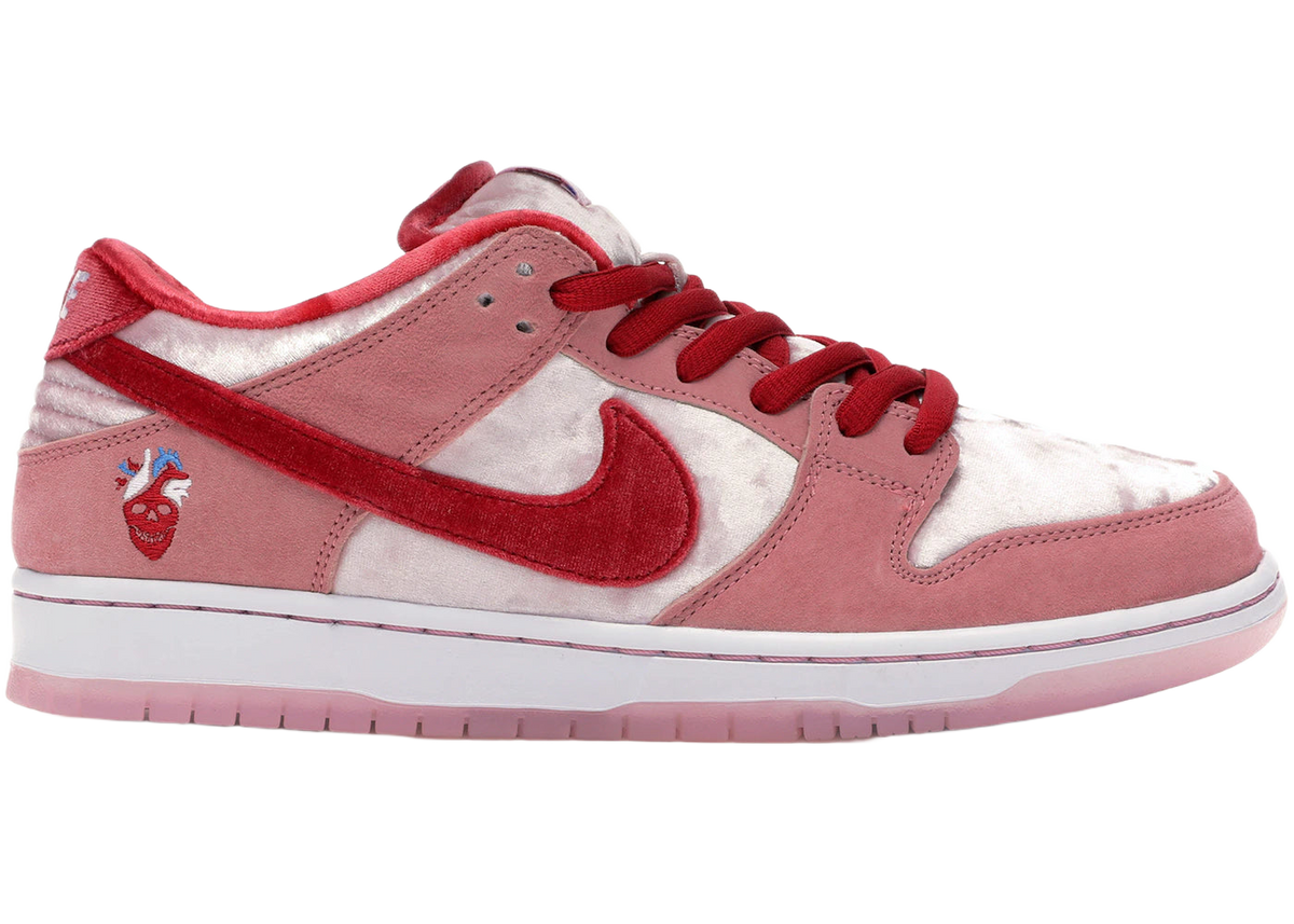 NIKE SB DUNK LOW - STRANGE LOVE